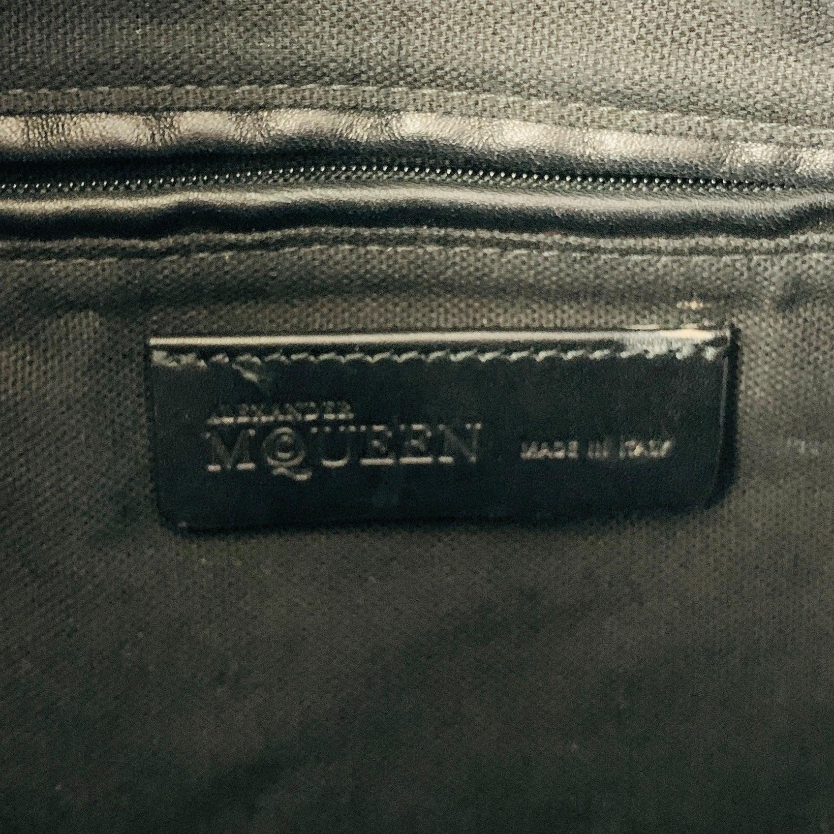 ALEXANDER MCQUEEN Hobo-Handtasche aus Leder mit Nieten in Schwarz und Gold im Angebot 6