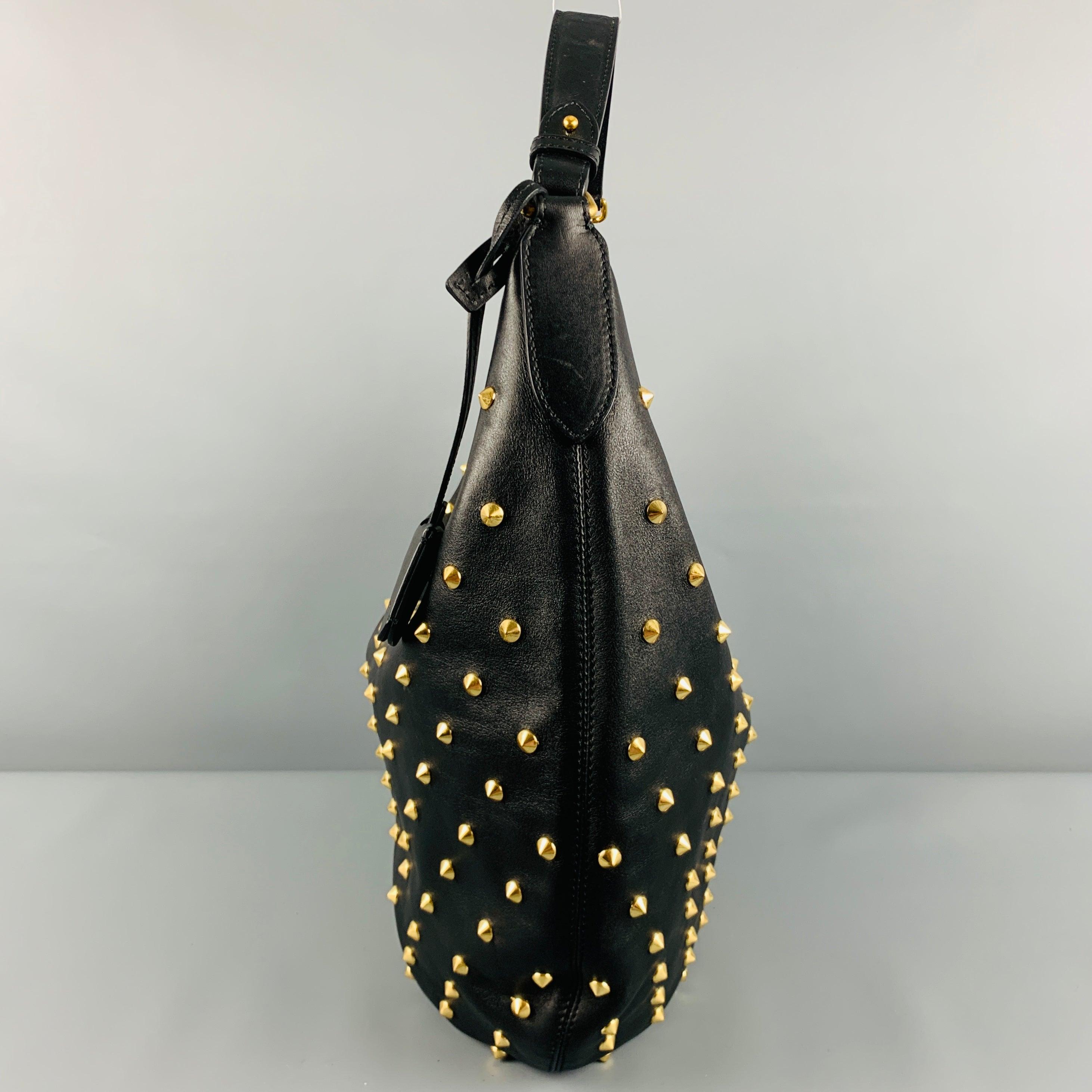 ALEXANDER MCQUEEN Hobo-Handtasche aus Leder mit Nieten in Schwarz und Gold Herren im Angebot