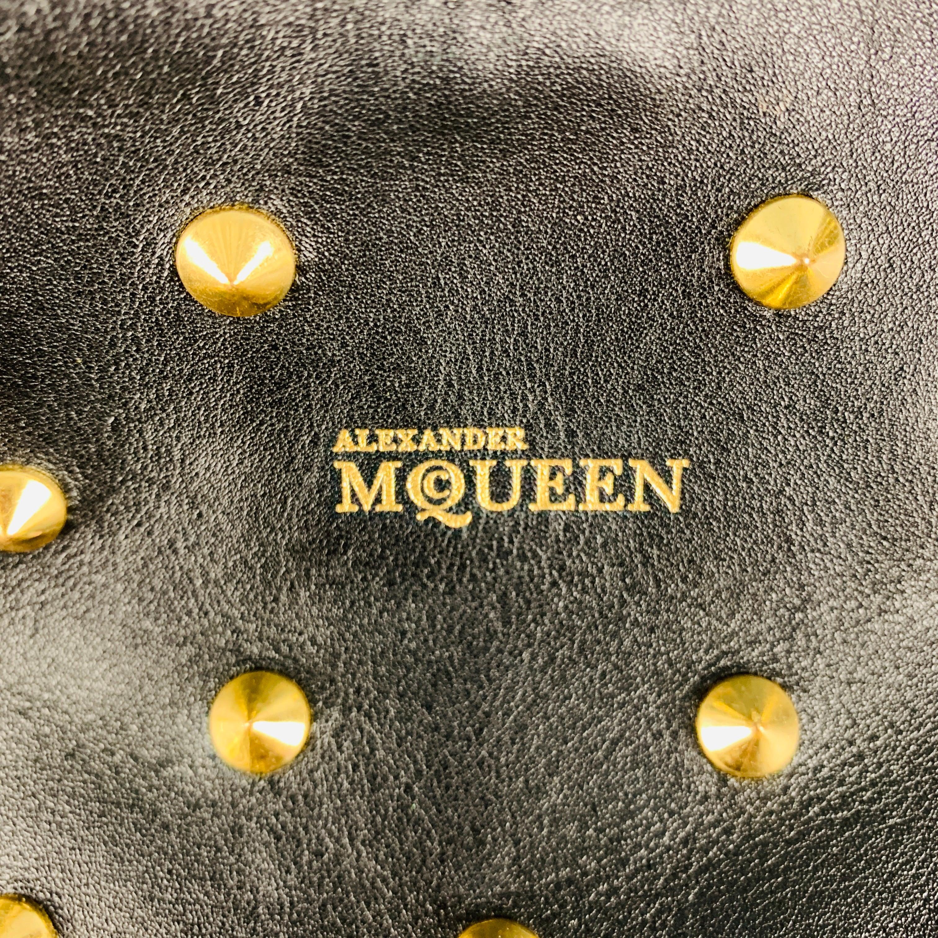 ALEXANDER MCQUEEN Hobo-Handtasche aus Leder mit Nieten in Schwarz und Gold im Angebot 1