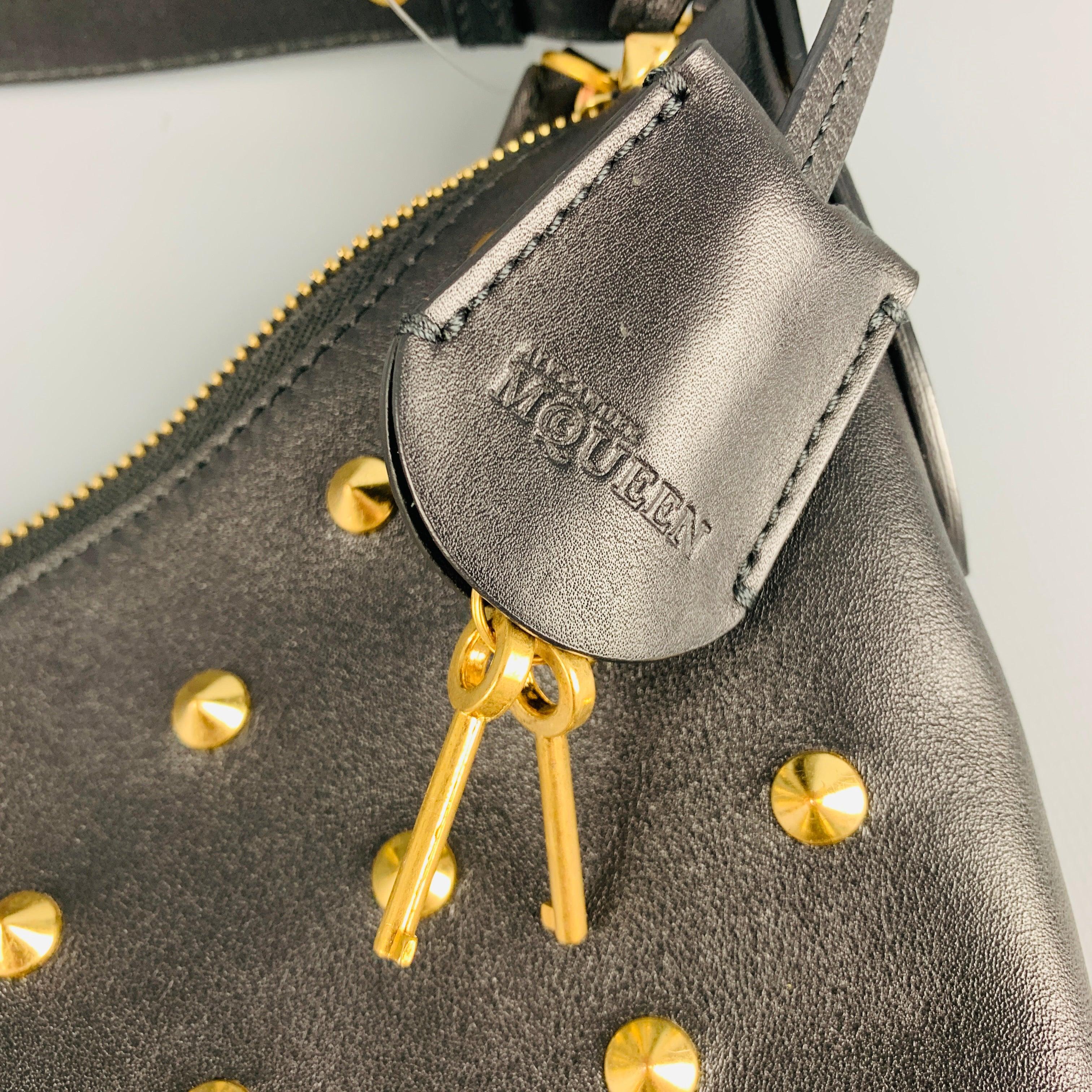 ALEXANDER MCQUEEN Hobo-Handtasche aus Leder mit Nieten in Schwarz und Gold im Angebot 2