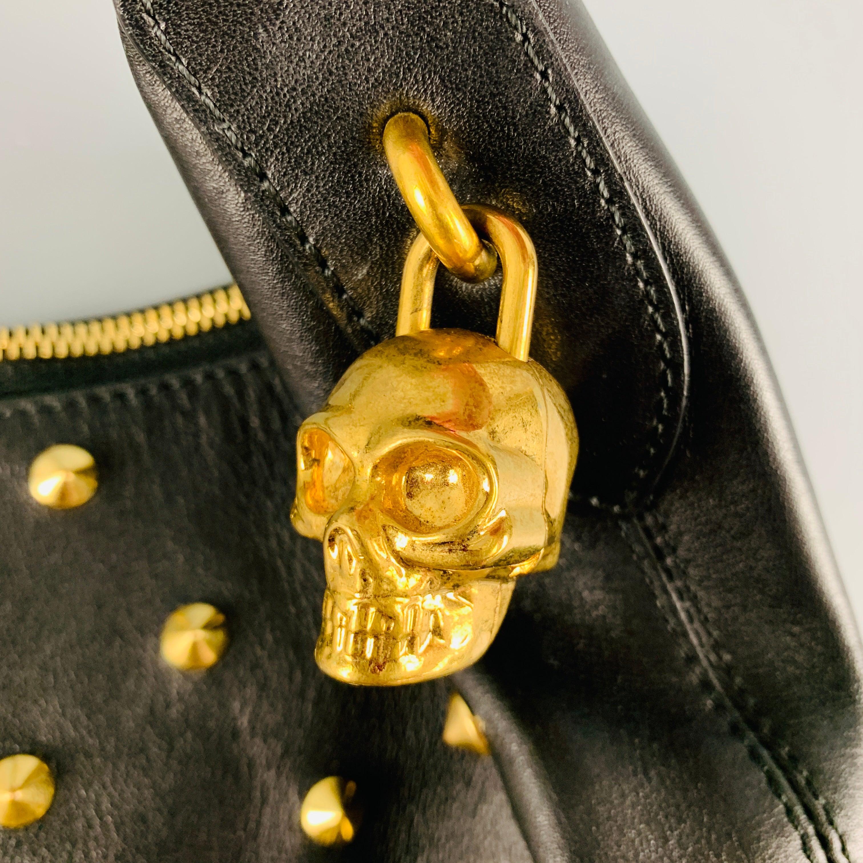 ALEXANDER MCQUEEN Hobo-Handtasche aus Leder mit Nieten in Schwarz und Gold im Angebot 3