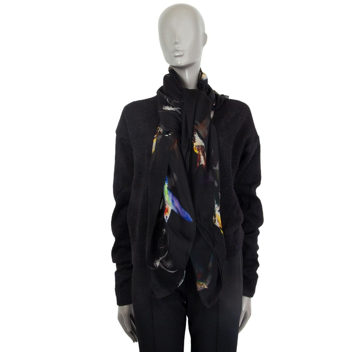 Alexander McQueen hummingbrid-print scarf in black and multicolor silk chiffon (100%). Has been worn and is in excellent condition. 

Width 127cm (49.5in)
Length 190cm (74.1in)
