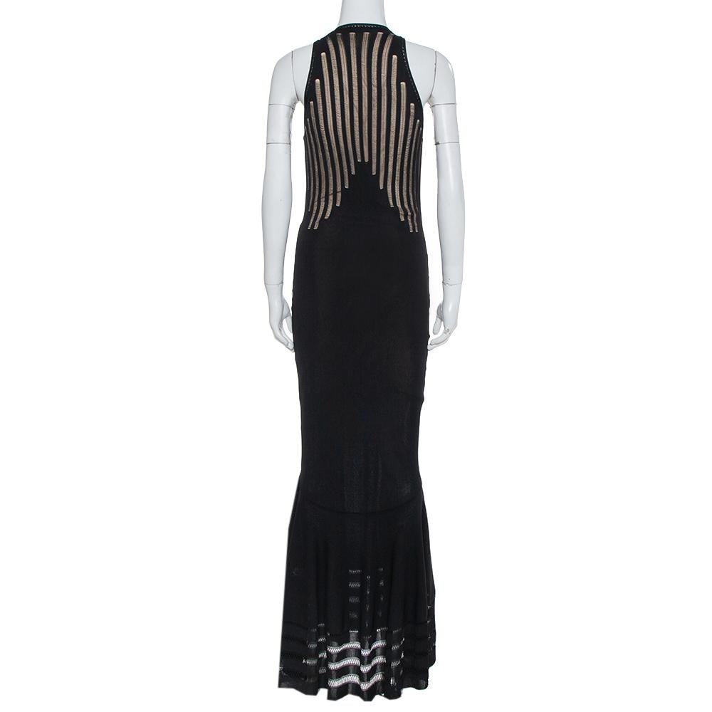 Alexander McQueen’s extraordinary craftsmanship and designs are showcased in this beautiful dress. Knitted from a blend of quality materials in a black hue, it has a sleeveless design and a fitted style until below the knees from where it gracefully