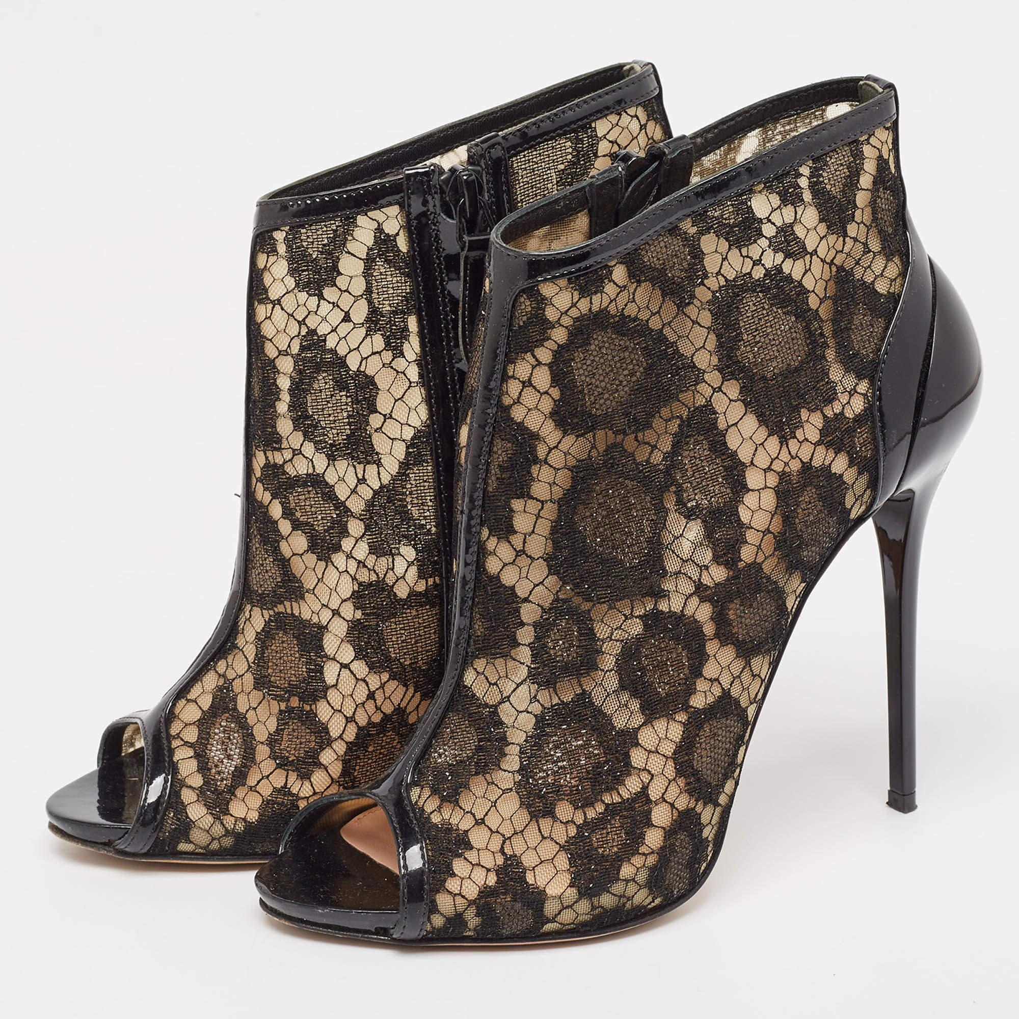 Llama la atención con estos botines Alexander McQueen para mujer. Impecablemente elaborados, estos elegantes tacones ofrecen moda y comodidad, elevando tu look con cada paso elegante.
