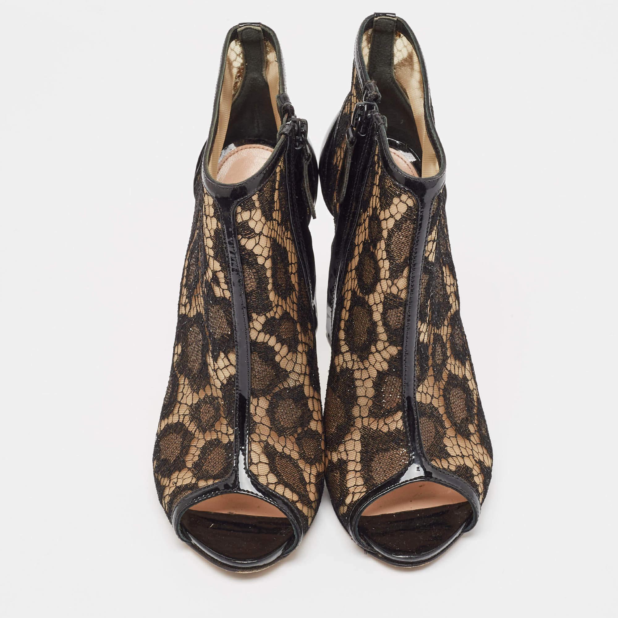 Alexander McQueen Botines negros con puntera abierta de encaje y charol Talla 37 Negro en venta