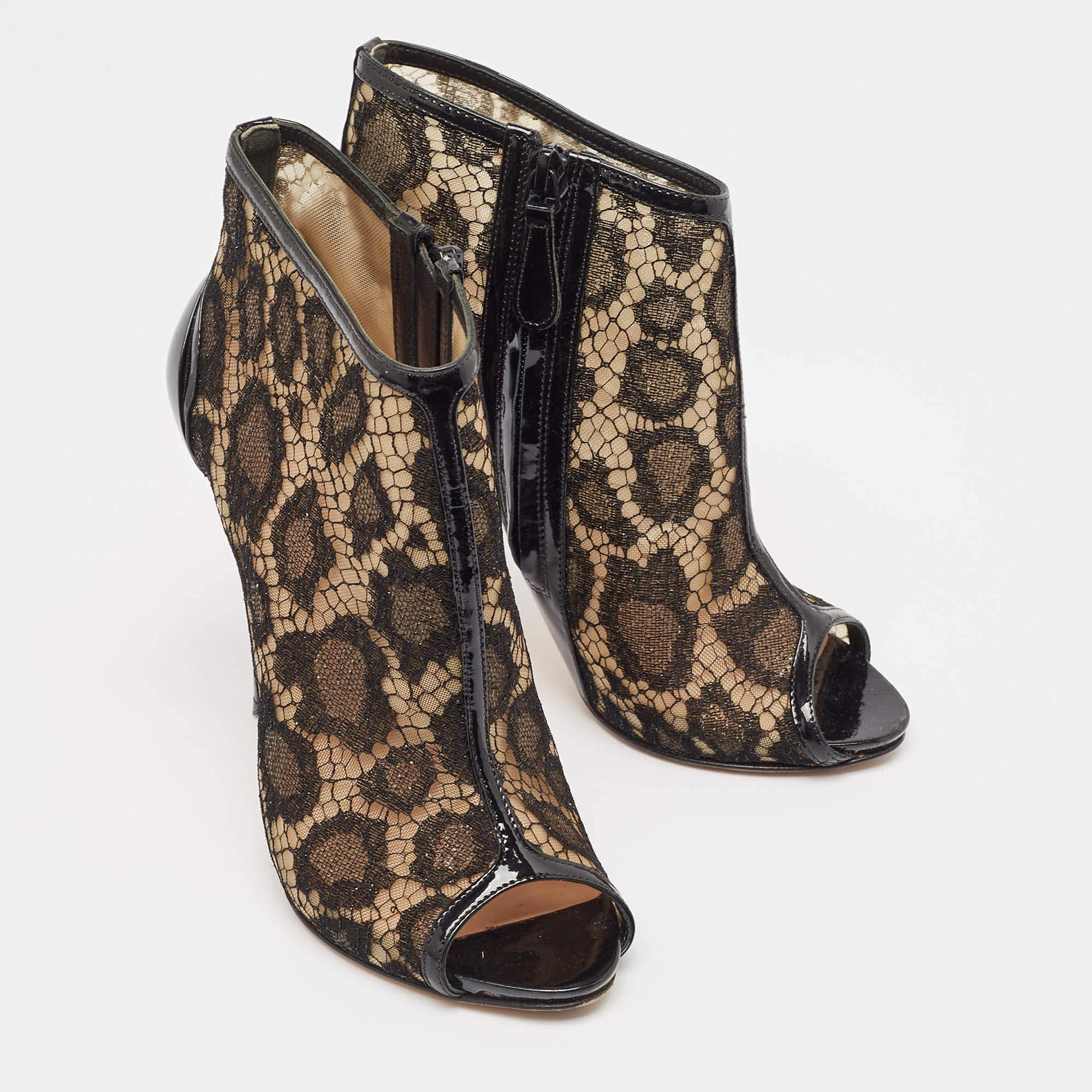 Alexander McQueen Botines negros con puntera abierta de encaje y charol Talla 37 en Bueno estado para la venta en Dubai, Al Qouz 2