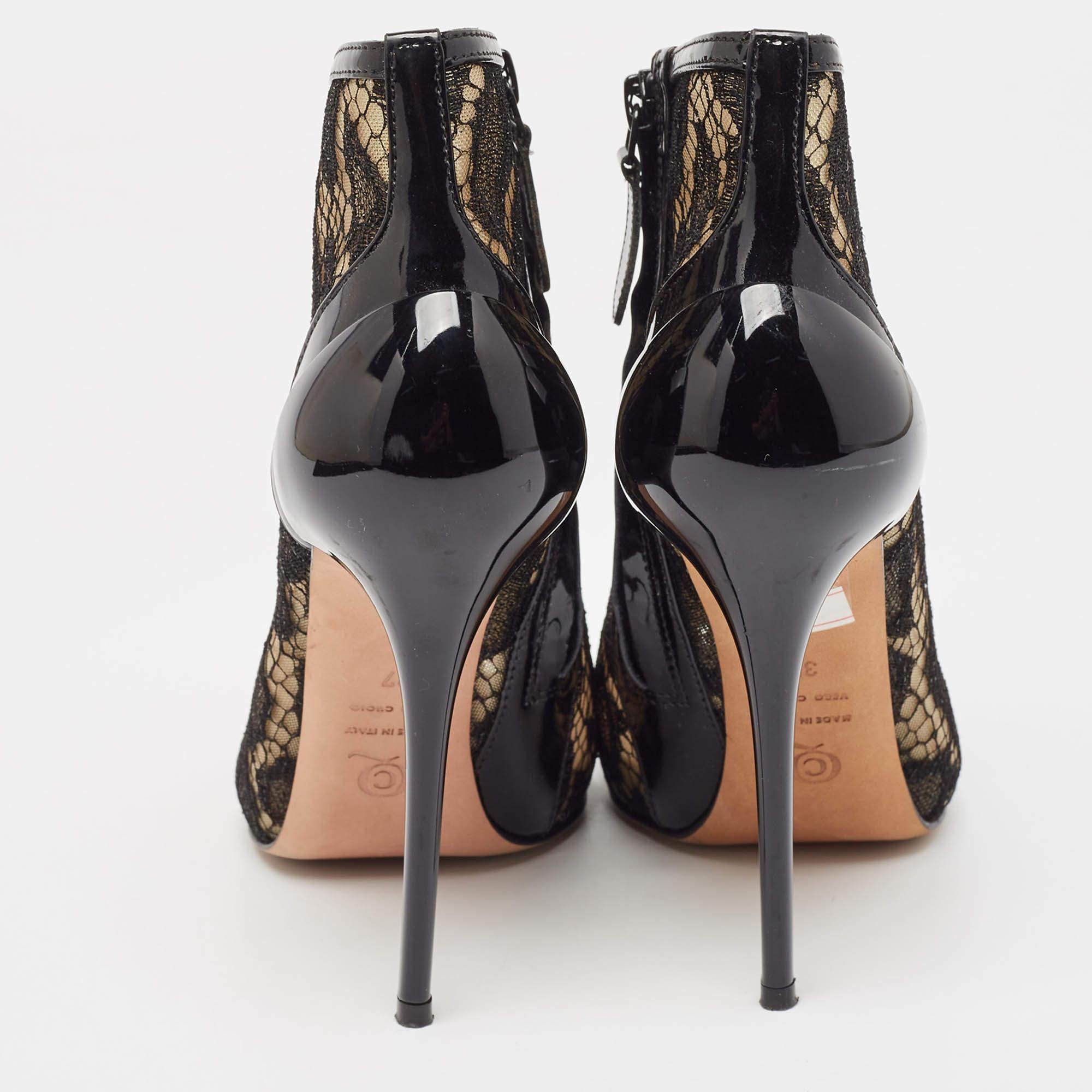 De las mujeres Alexander McQueen Botines negros con puntera abierta de encaje y charol Talla 37 en venta