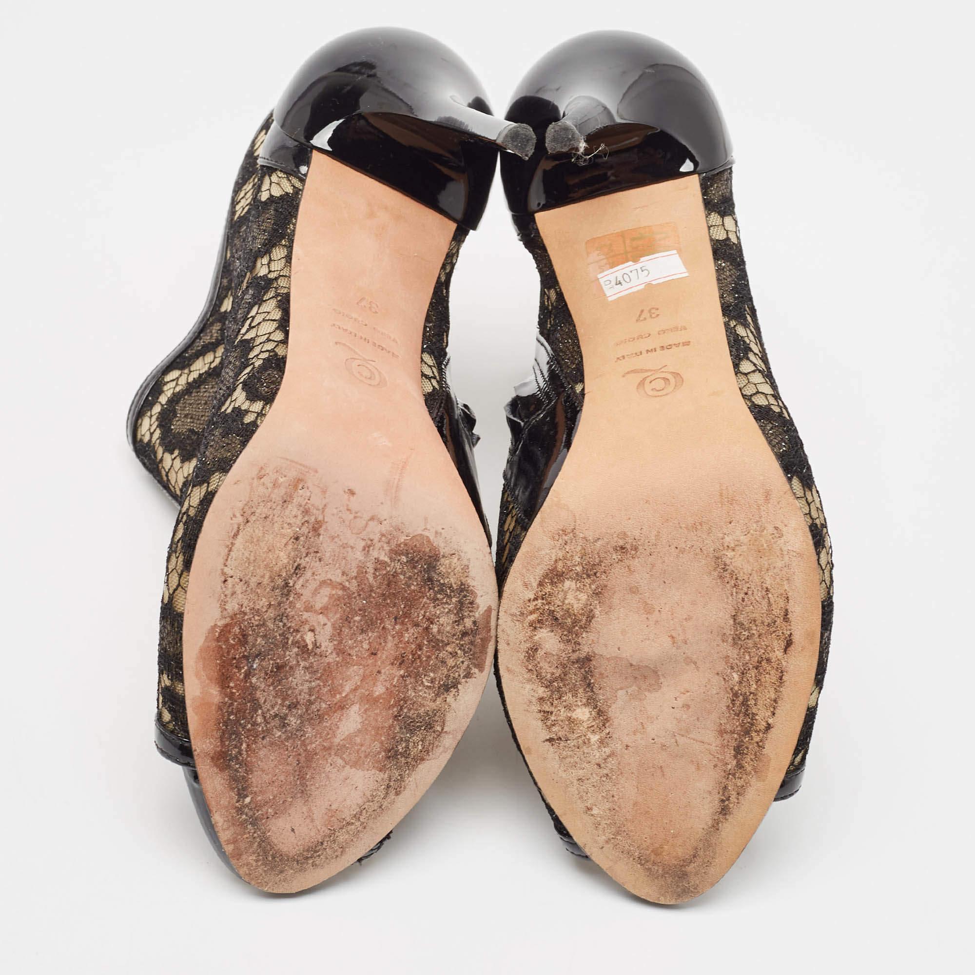 Alexander McQueen Botines negros con puntera abierta de encaje y charol Talla 37 en venta 1