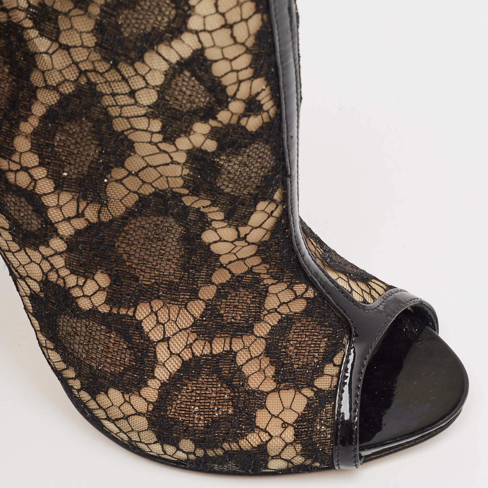 Alexander McQueen Botines negros con puntera abierta de encaje y charol Talla 37 en venta 3