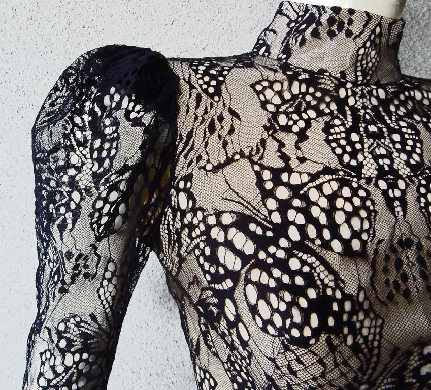 Alexander McQueen - Robe papillon en dentelle noire Pour femmes en vente