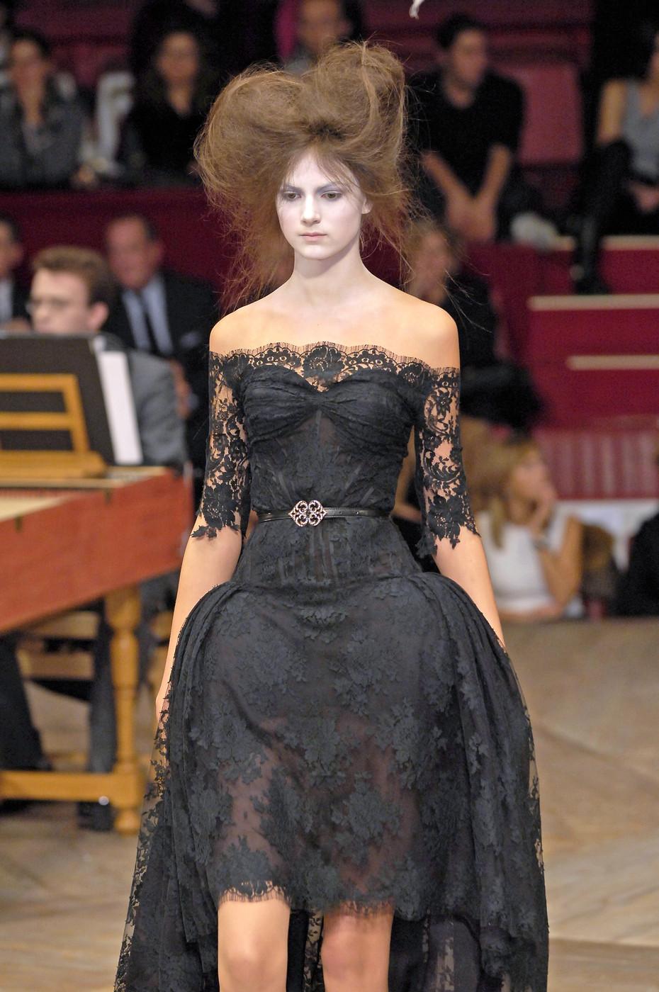 Alexander McQueen black lace corseted trained evening dress, 'Sarabande' ss 2007 2