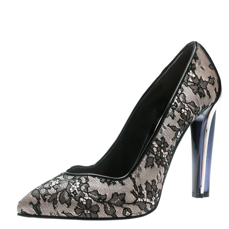 Designed to perfection, these pumps are from the famous luxury house of Alexander McQueen. They are covered in black lace over blush pink satin and balanced on 13 cm heels. Feel your best everytime you into these black pumps.

Includes: Original
