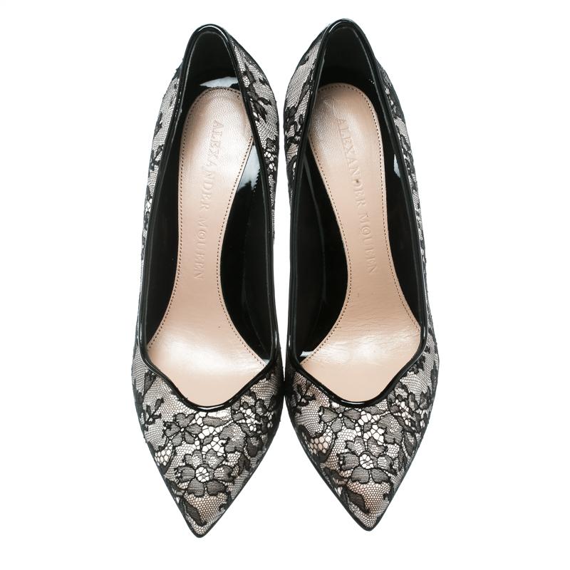 Alexander McQueen Black Lace With Blush Pink Satin Pointed Toe Pumps Size 38.5 In New Condition In Dubai, Al Qouz 2