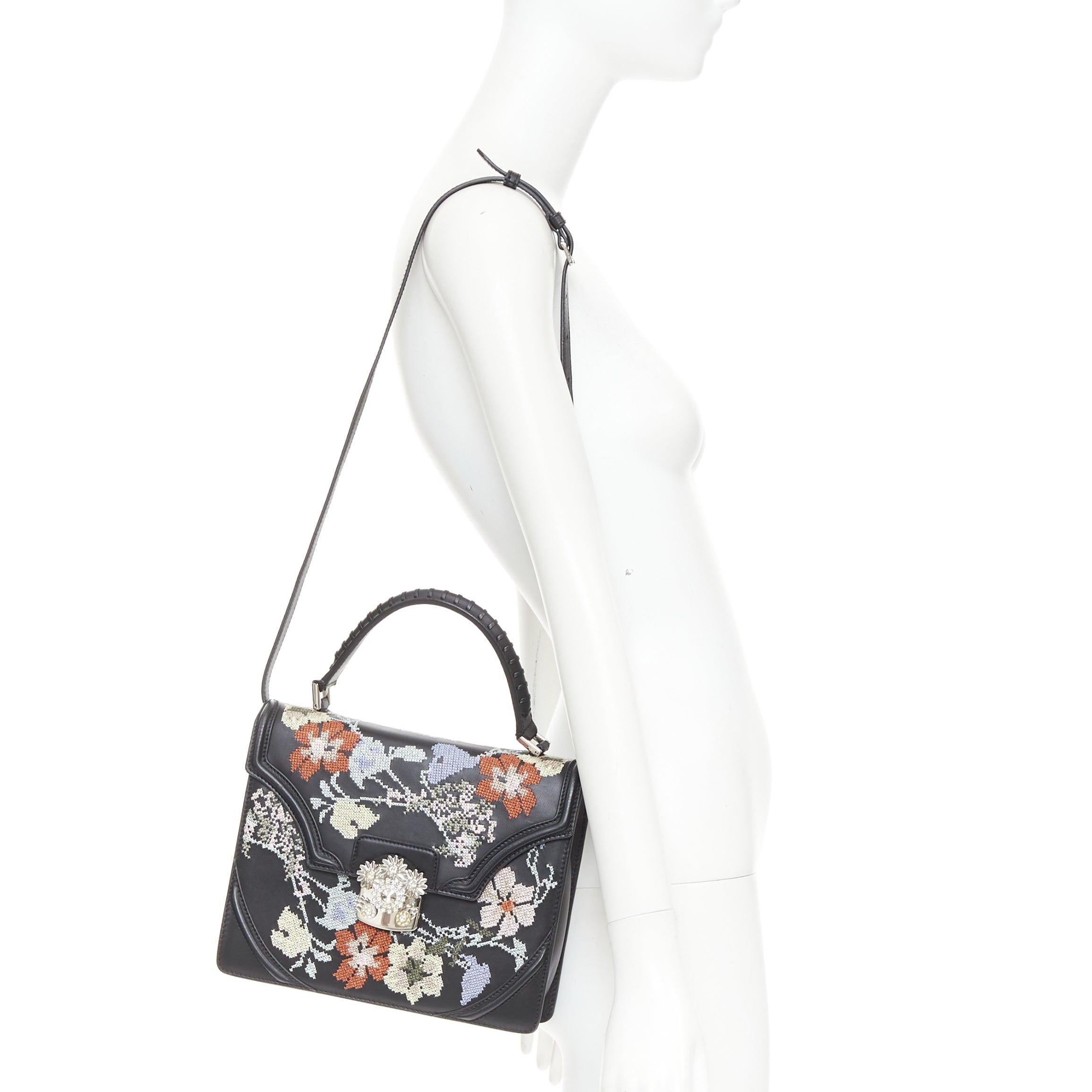 ALEXANDER MCQUEEN Schwarzes Lammleder, floral bestickt, 2-Wege-Satchel-Tasche
Referenz: TGAS/F00195
Marke: Alexander McQueen
Collection'S: 2016
MATERIAL: Leder
Farbe: Schwarz, Multicolour
Muster: Floral
Verschluss: Push-Verschluss
Innenfutter: