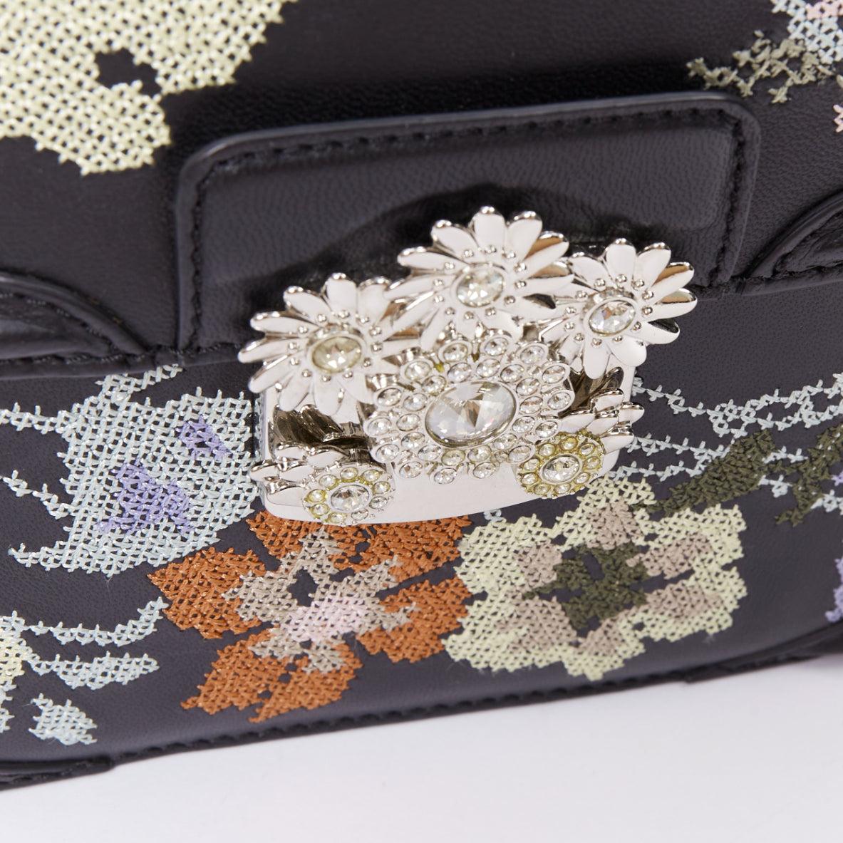 ALEXANDER MCQUEEN Schwarzes Lammleder, floral bestickt, 2-Wege-Satchel-Tasche im Angebot 3