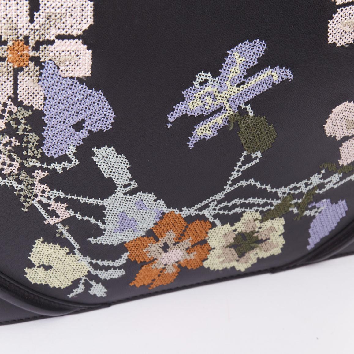 ALEXANDER MCQUEEN Schwarzes Lammleder, floral bestickt, 2-Wege-Satchel-Tasche im Angebot 4