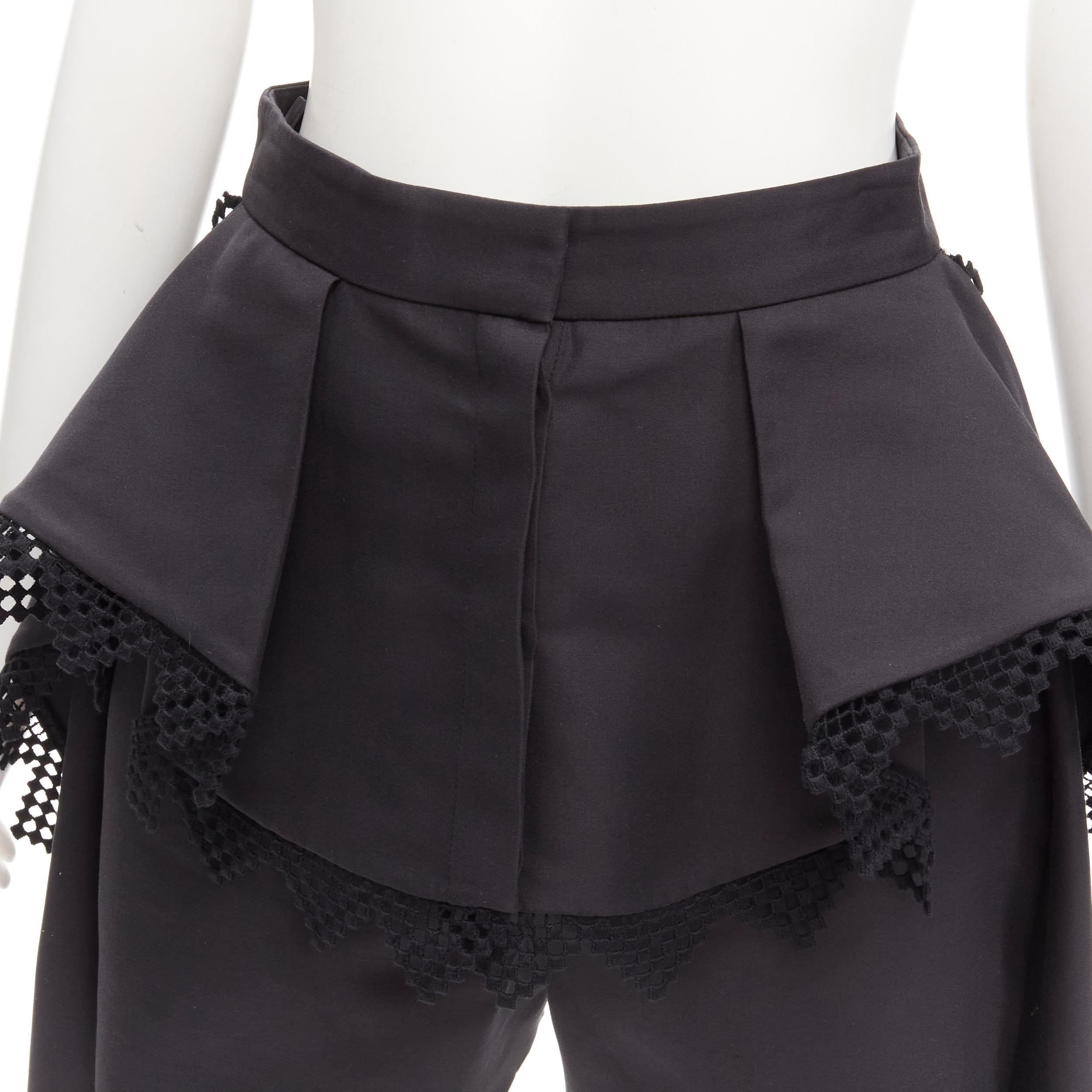 ALEXANDER MCQUEEN - Short noir drapé en treillis avec péplum superposé, taille IT 38 XS
Référence : AAWC/A00370
Marque : Alexander McQueen
Designer : Sarah Burton
Matériau : Cupro
Couleur : Noir
Motif : Solide
Fermeture : braguette à