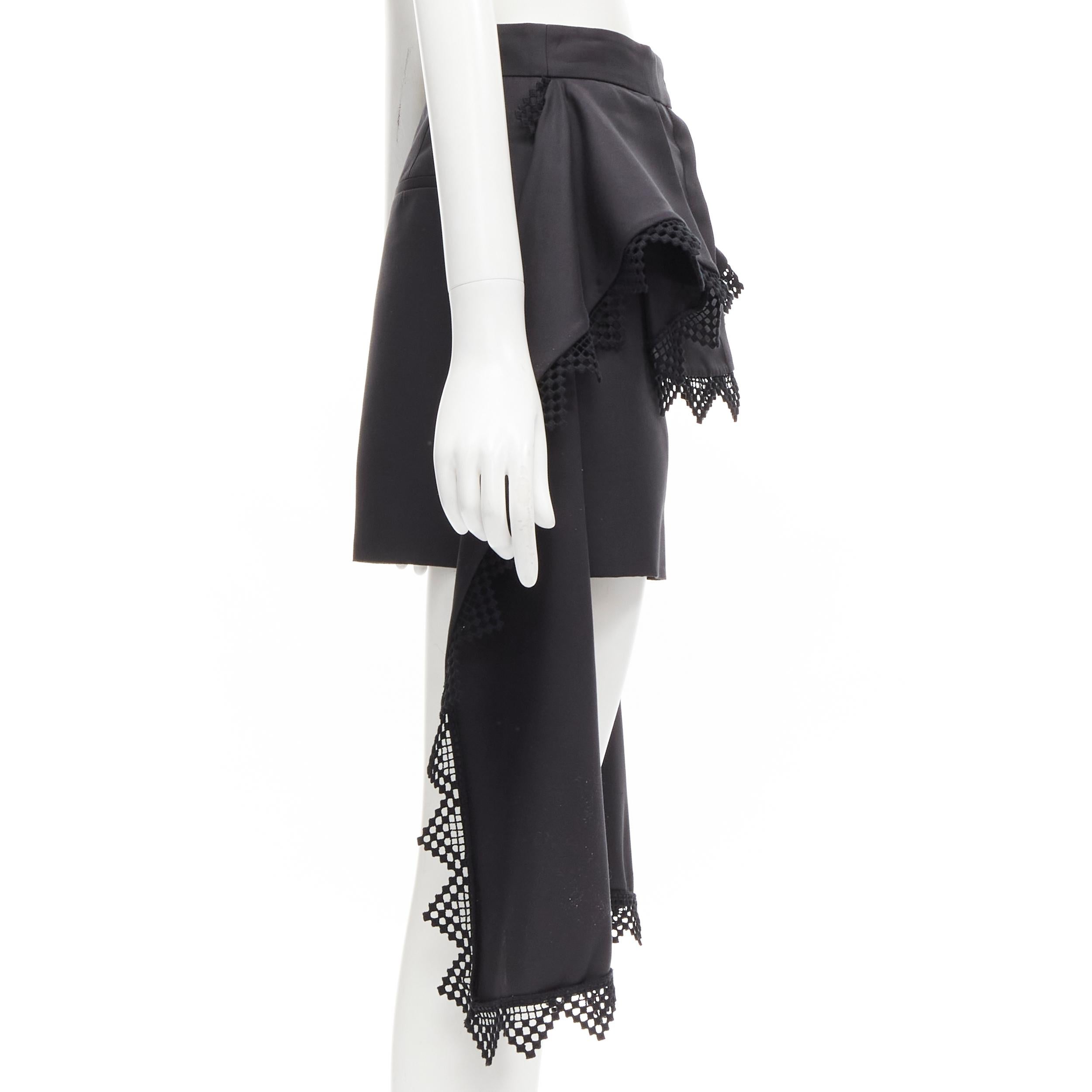 ALEXANDER MCQUEEN - Short noir drapé en treillis avec péplum superposé, taille IT 38 XS Excellent état - En vente à Hong Kong, NT
