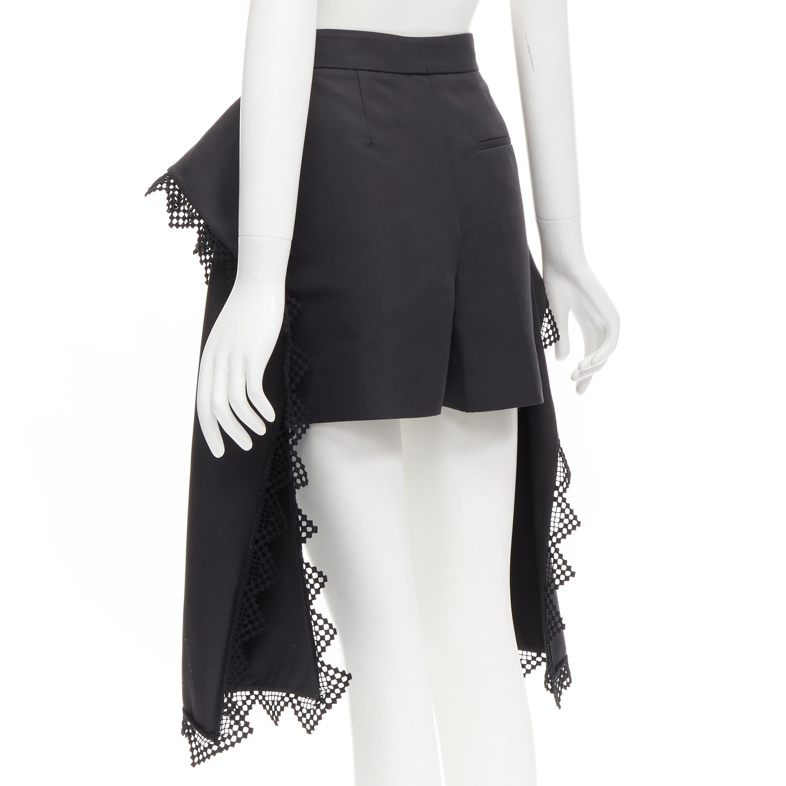 ALEXANDER MCQUEEN - Short noir drapé en treillis avec péplum superposé, taille IT 38 XS en vente 1