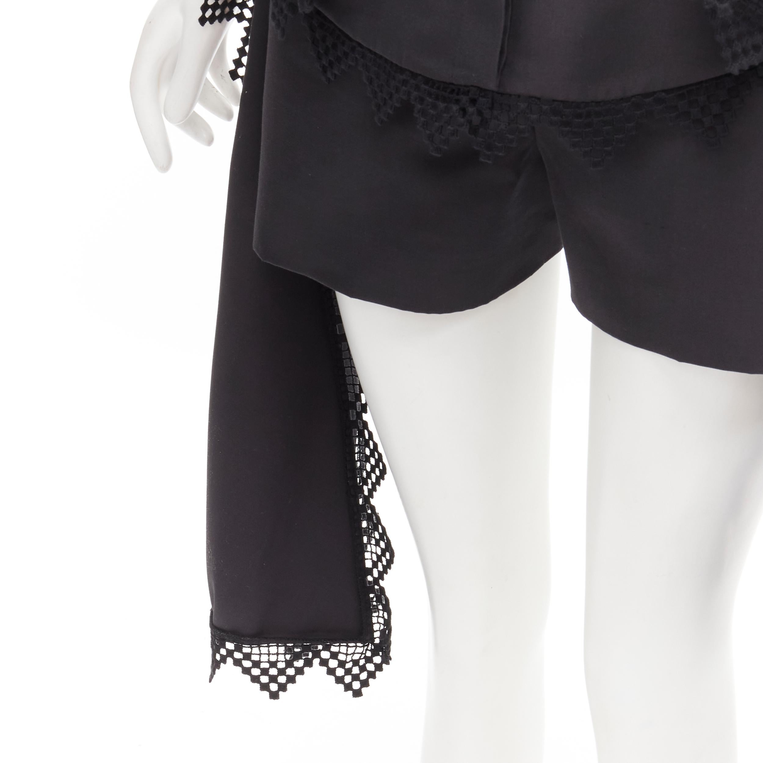 ALEXANDER MCQUEEN - Short noir drapé en treillis avec péplum superposé, taille IT 38 XS en vente 2