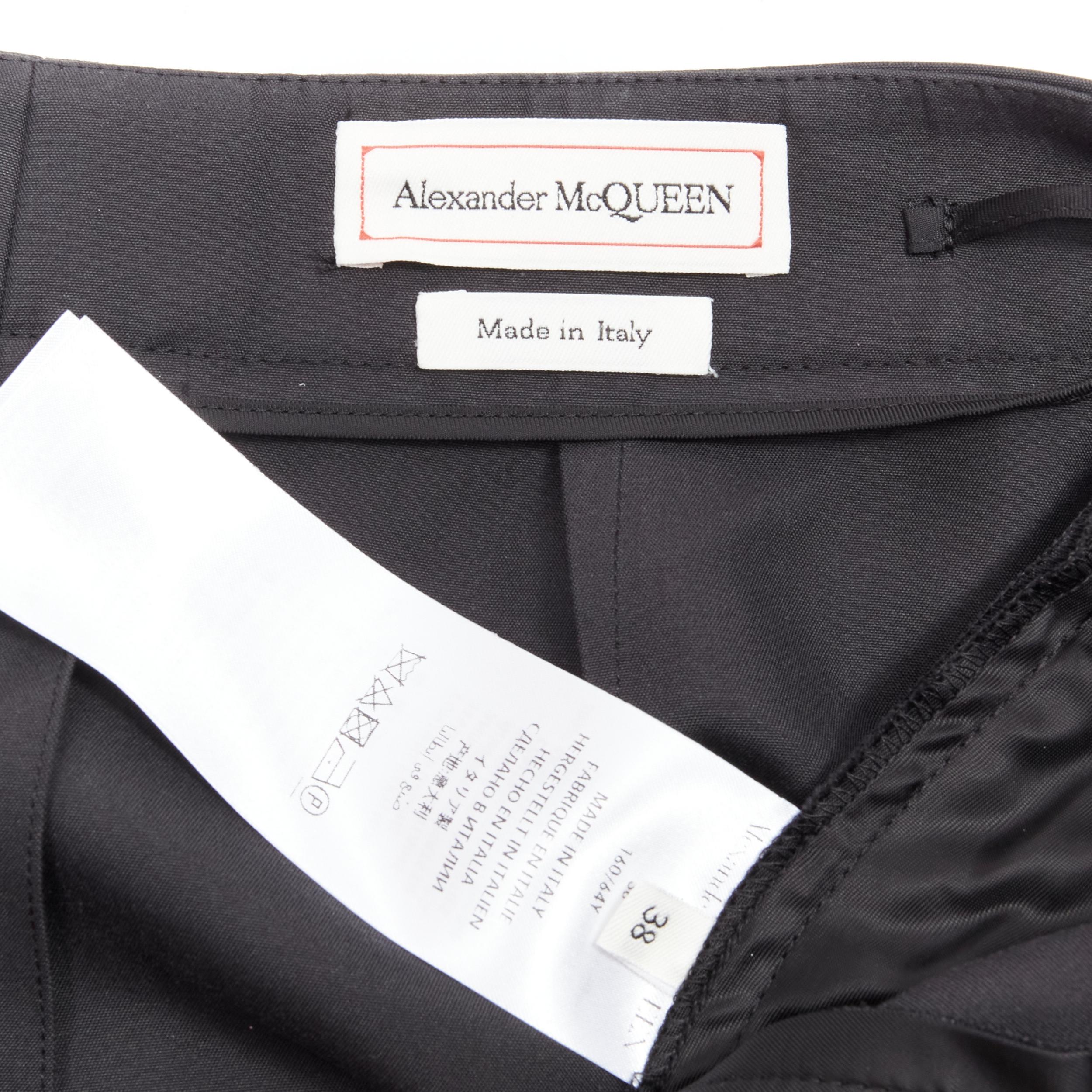 ALEXANDER MCQUEEN - Short noir drapé en treillis avec péplum superposé, taille IT 38 XS en vente 3