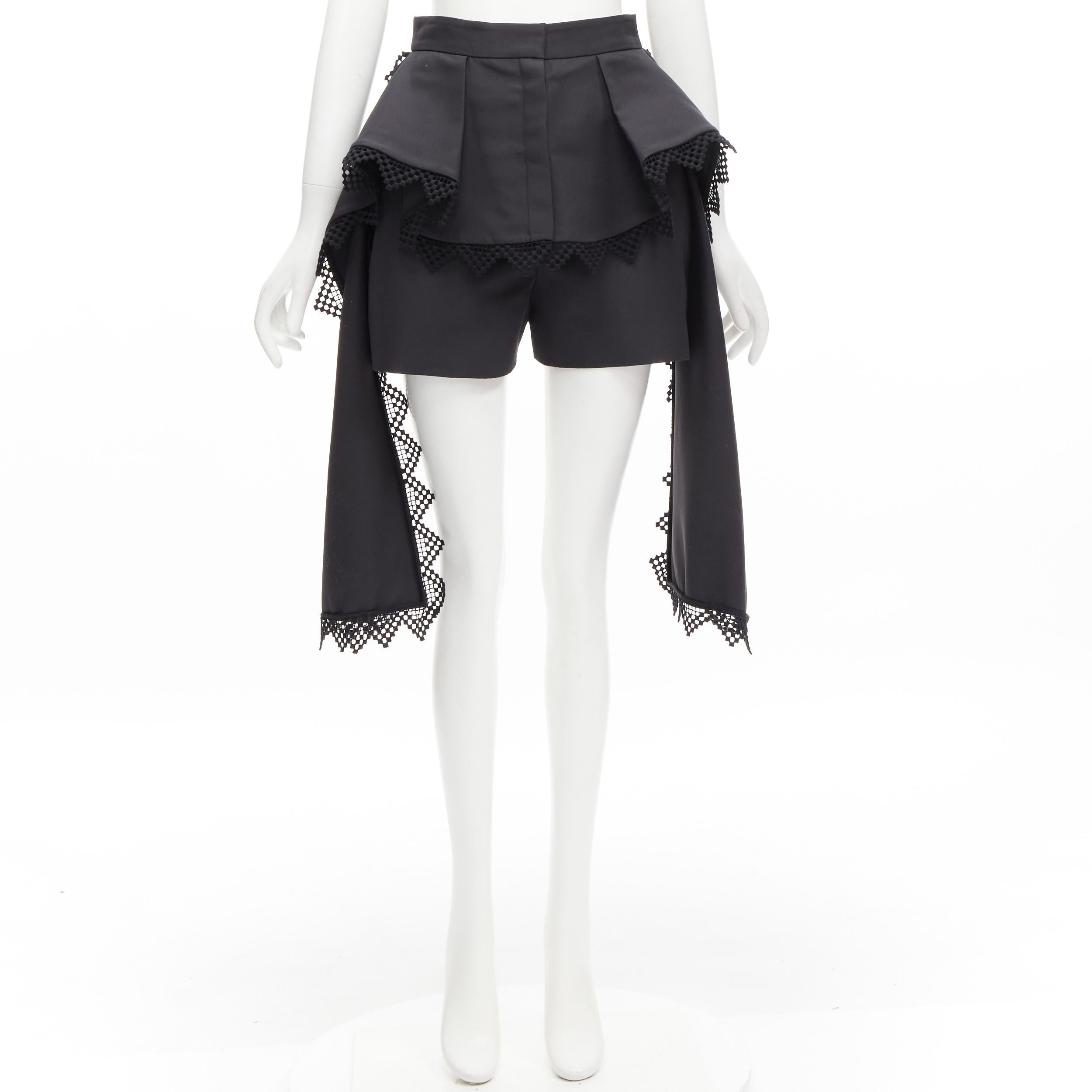 ALEXANDER MCQUEEN - Short noir drapé en treillis avec péplum superposé, taille IT 38 XS en vente 4