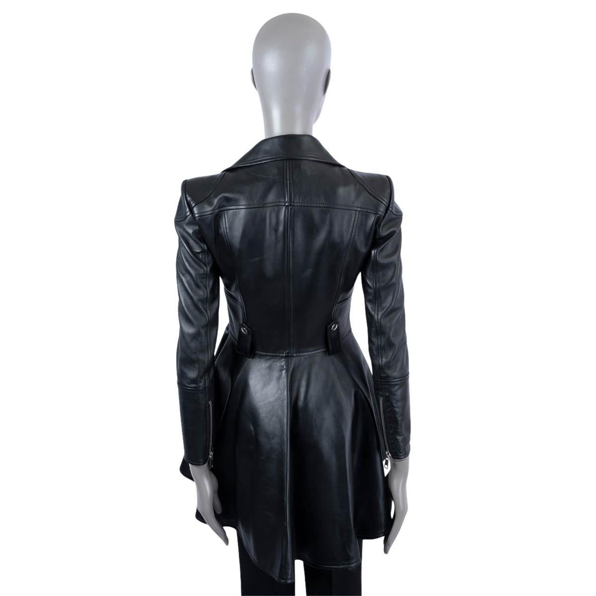 ALEXANDER MCQUEEN black leather 2023 PEPLUM BIKER Jacket 40 S In Excellent Condition For Sale In Zürich, CH