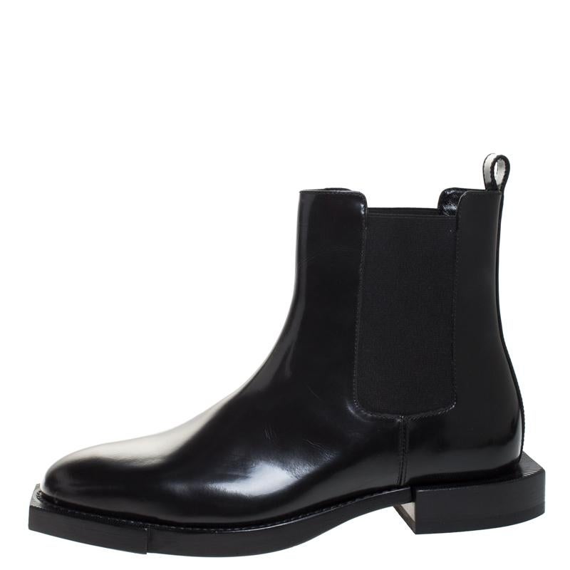 You are never going to take the wrong step with these ankle boots from Alexander McQueen. They come expertly sewn with leather and feature sharp cuts, stretch fabric panels and tough soles. Make a style statement every time you wear these