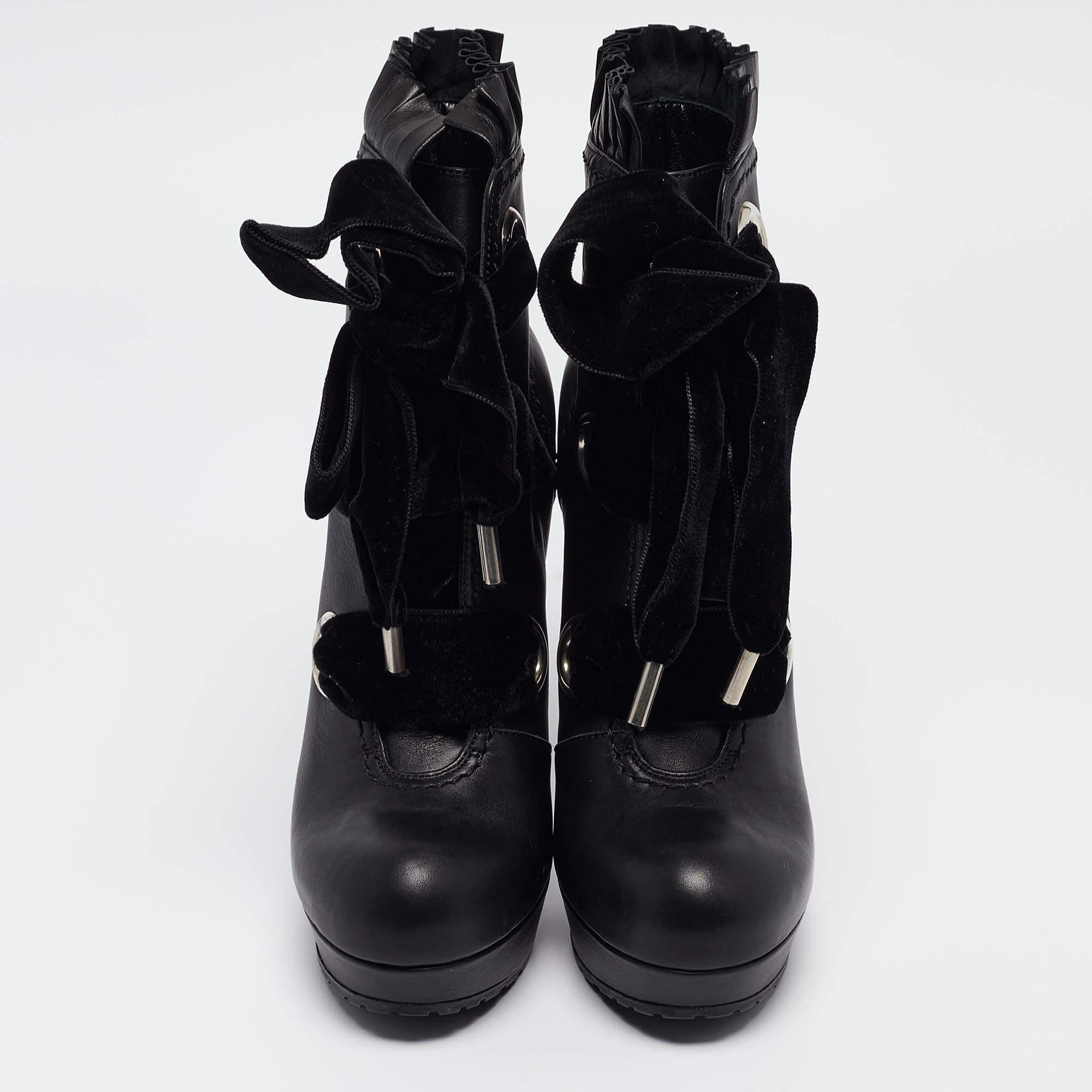 Alexander McQueen Black Leather and Velvet Platform Ankle Booties Size 40 In Excellent Condition For Sale In Dubai, Al Qouz 2