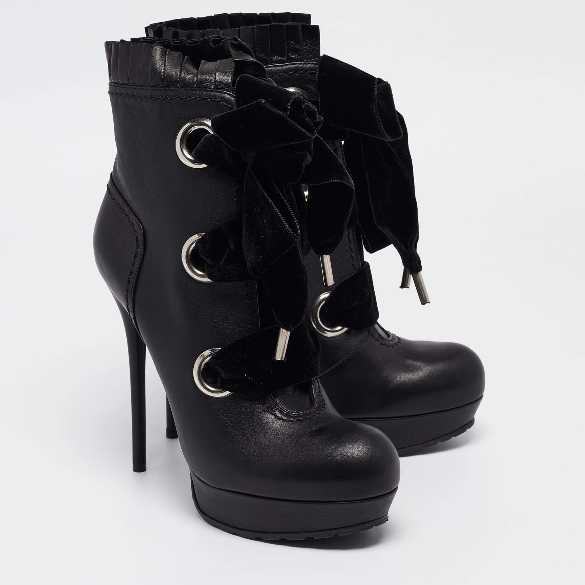 Women's Alexander McQueen Black Leather and Velvet Platform Ankle Booties Size 40 For Sale