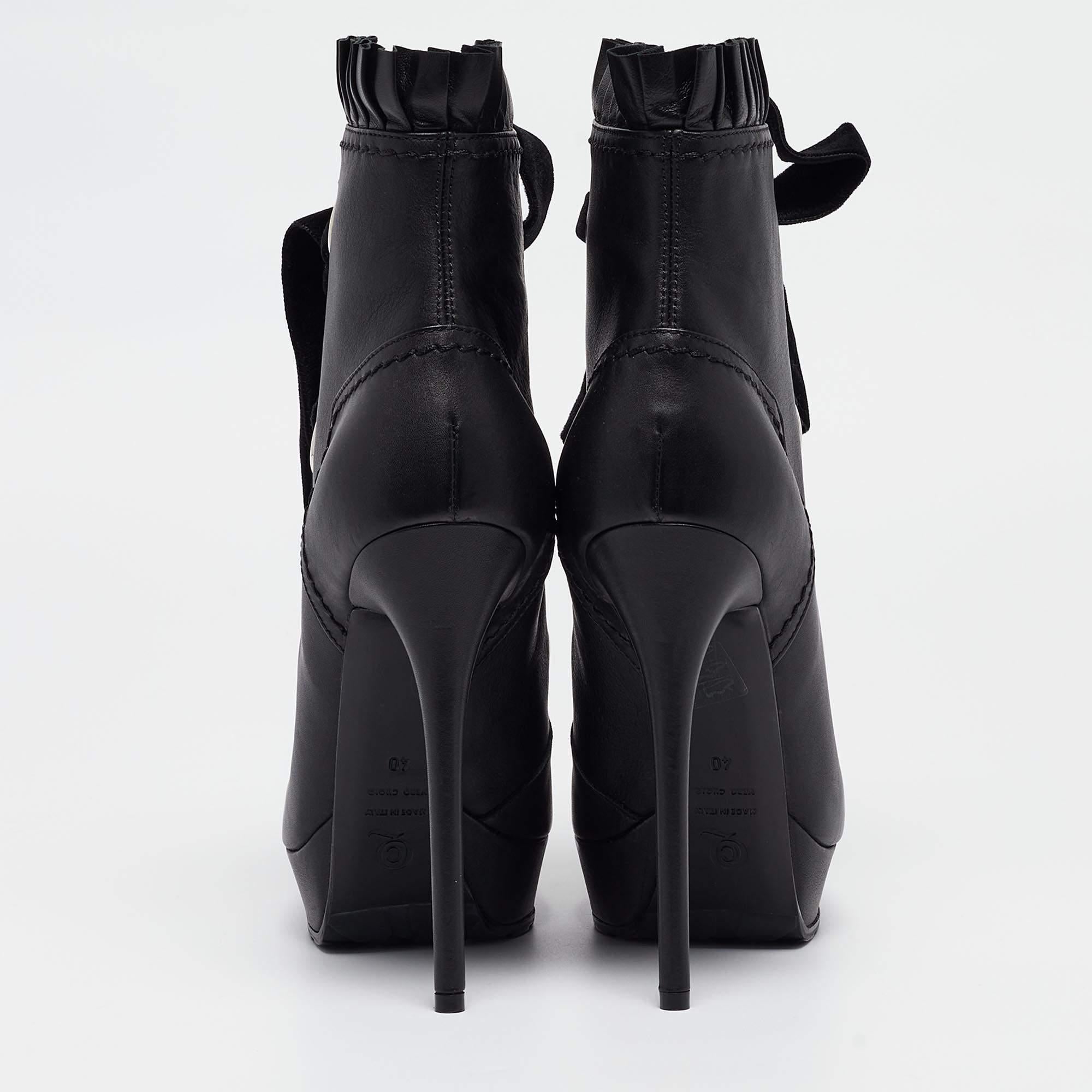 Alexander McQueen - Bottines à plateforme en cuir et velours noir - Taille 40 en vente 2