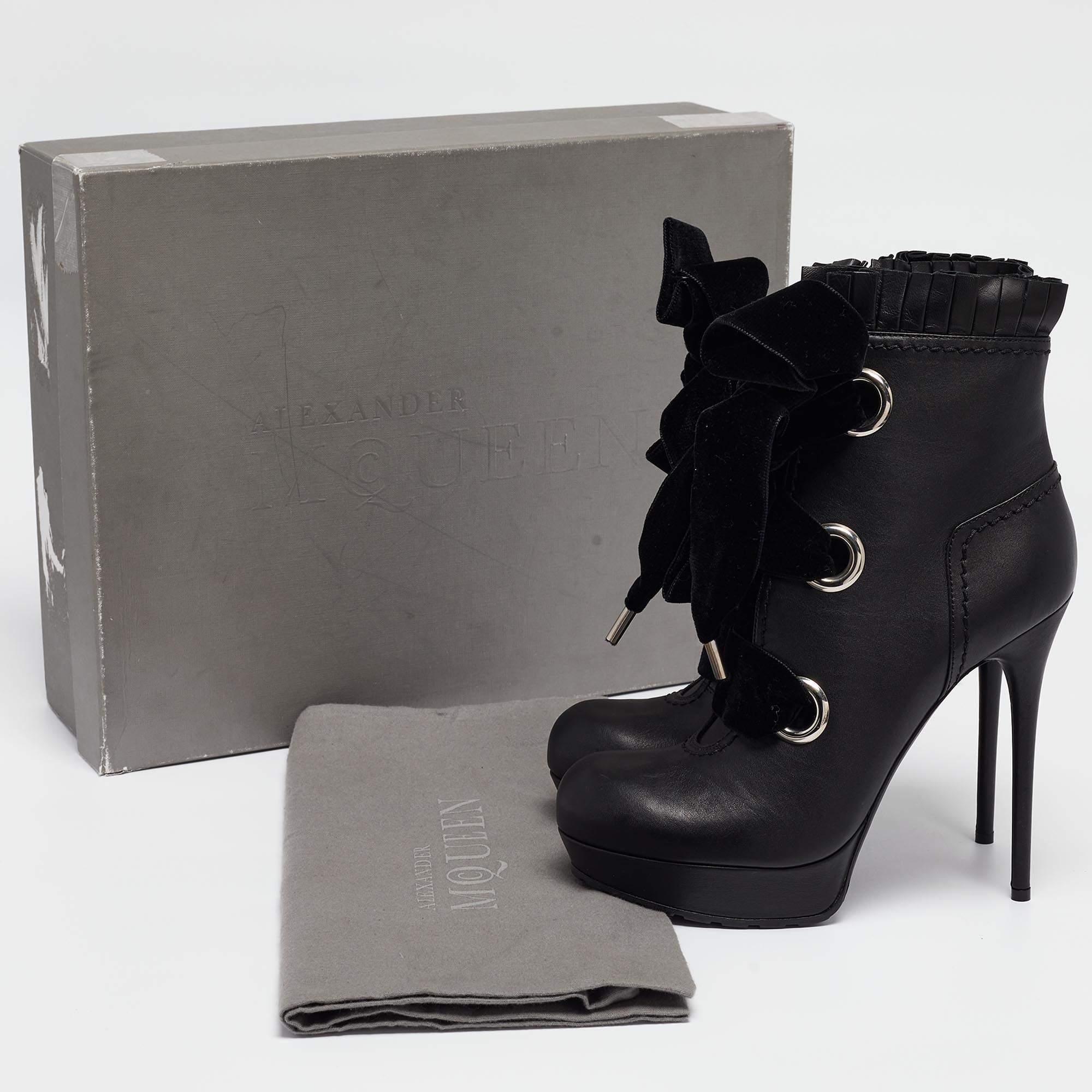 Alexander McQueen Black Leather and Velvet Platform Ankle Booties Size 40 For Sale 4
