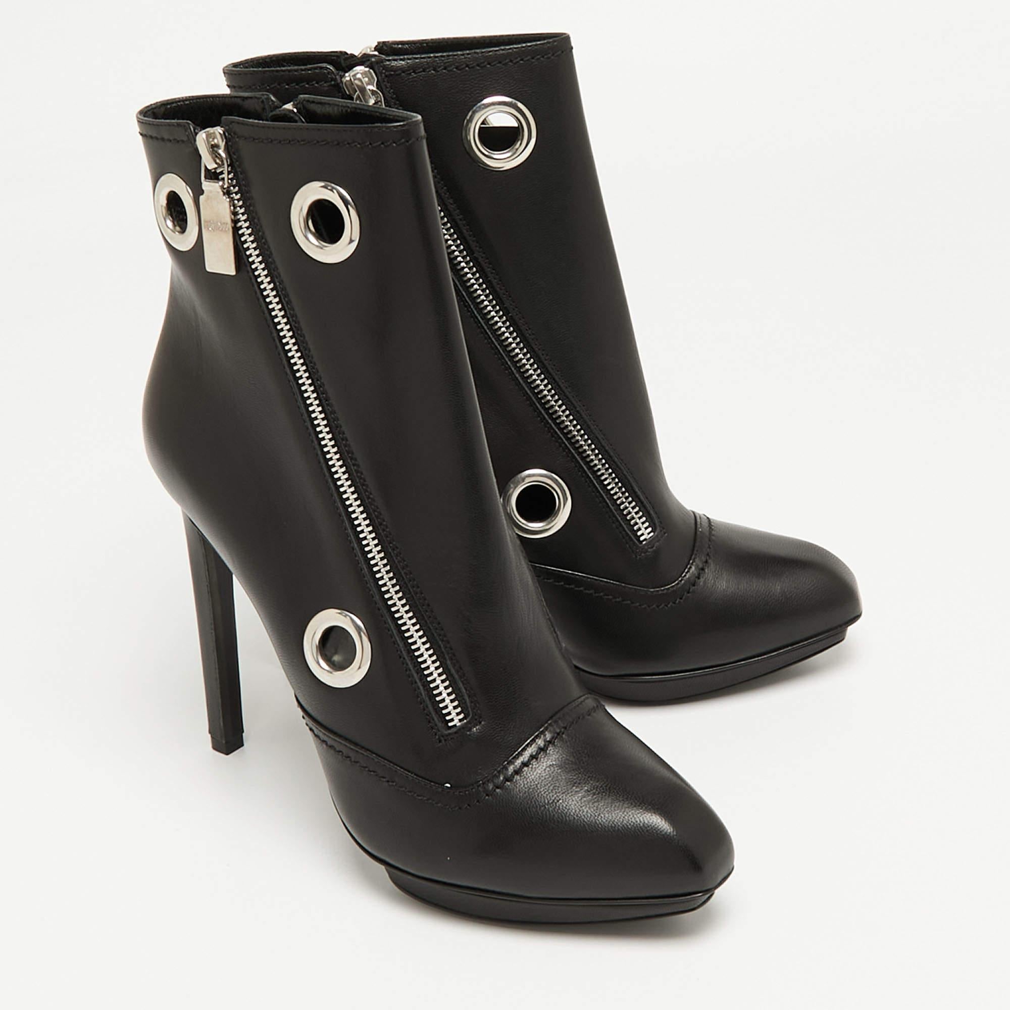 Alexander McQueen Black Leather Ankle Boots Size 40 In Excellent Condition In Dubai, Al Qouz 2