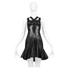 Alexander McQueen Vestido bondage de cuero negro con espalda al descubierto 2004