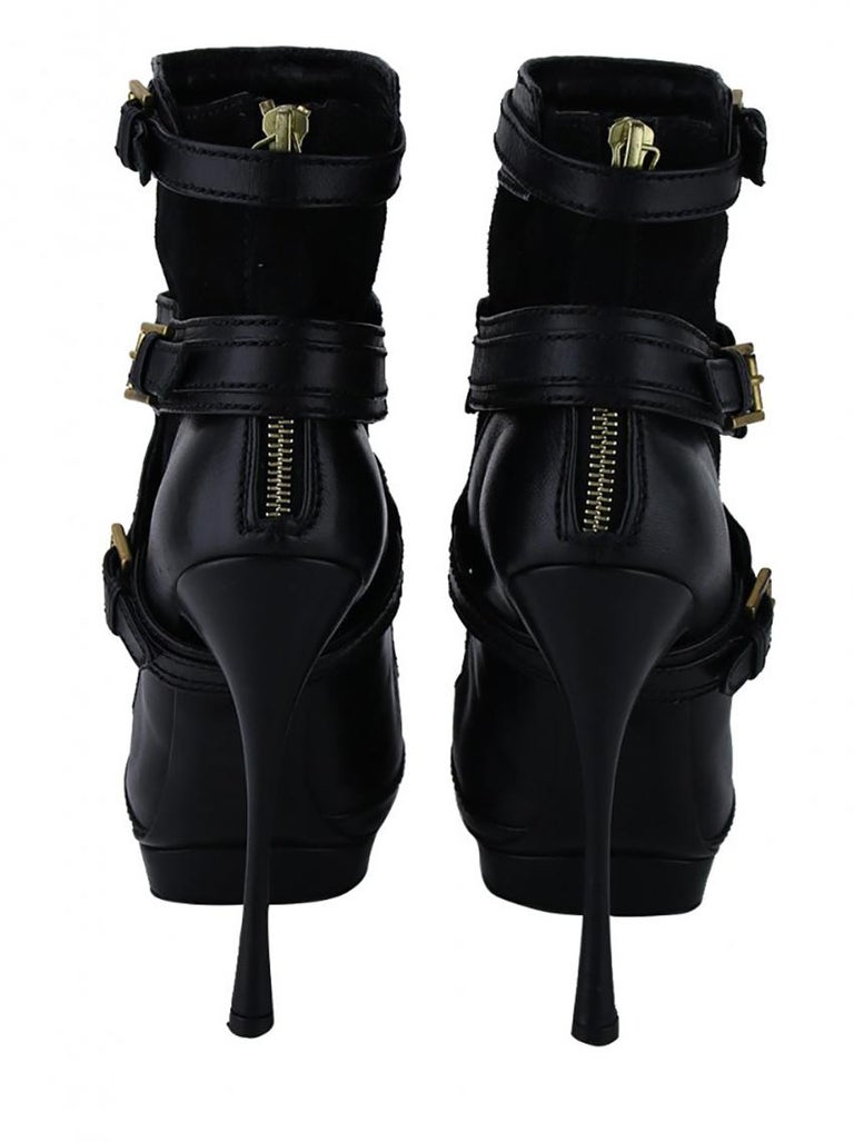 ALEXANDER MCQUEEN Black Leather Booties with Buckles  37 - 7 In Excellent Condition For Sale In Montgomery, TX