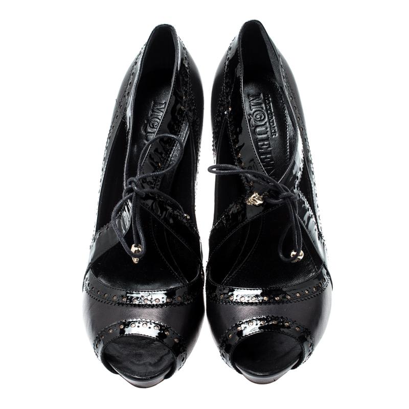 Alexander McQueen Black Leather Brogue Trim Cut Out Peep Toe Pumps Size 40 In Excellent Condition In Dubai, Al Qouz 2