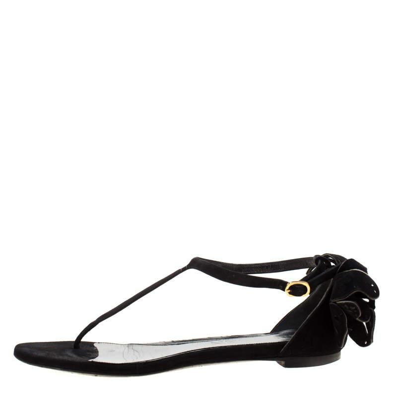 Ces chaussures de la maison Alexander McQueen sont un classique à ajouter à votre garde-robe décontractée. Elles sont ornées d'un papillon qui leur confère une élégance inégalée. Conçues en cuir noir, ces sandales sont dotées d'une bride en T pour