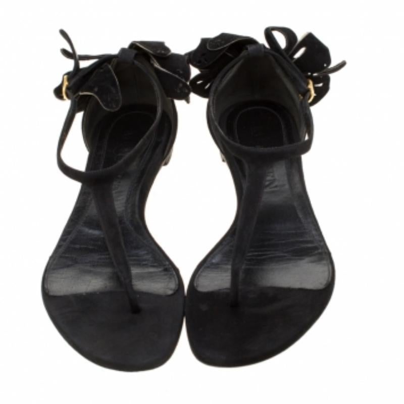 Mit einem Schmetterlingsdetail, das dieses Paar zu neuen Höhen der Eleganz bringt, sind diese Schuhe aus dem Hause Alexander McQueen eine klassische Ergänzung zu Ihrer Freizeitgarderobe. Die aus schwarzem Leder gefertigten Sandalen verfügen über