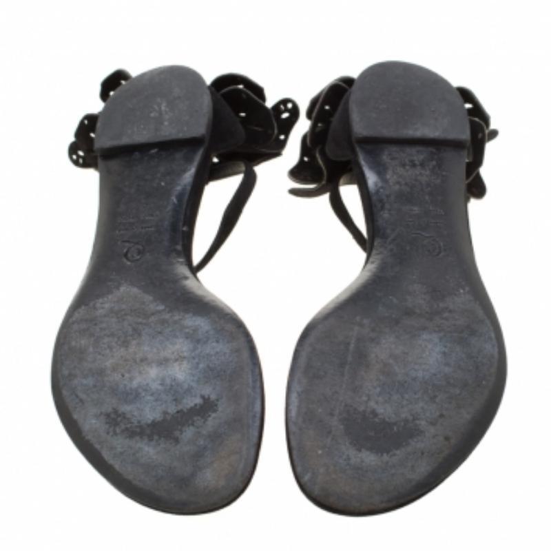 Alexander McQueen Schwarze flache Sandalen aus Leder mit Schmetterlingsdetails Größe 36 im Zustand „Gut“ im Angebot in Dubai, Al Qouz 2