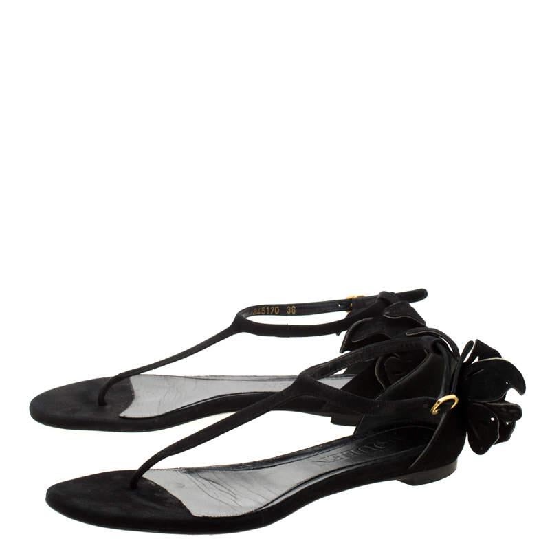 Alexander McQueen Sandales plates en cuir noir avec détail papillon Taille 36 Bon état à Dubai, Al Qouz 2