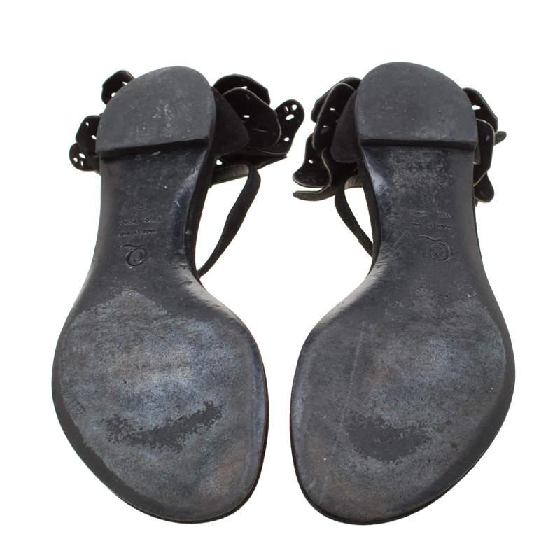 Alexander McQueen Sandales plates en cuir noir avec détail papillon Taille 36 1