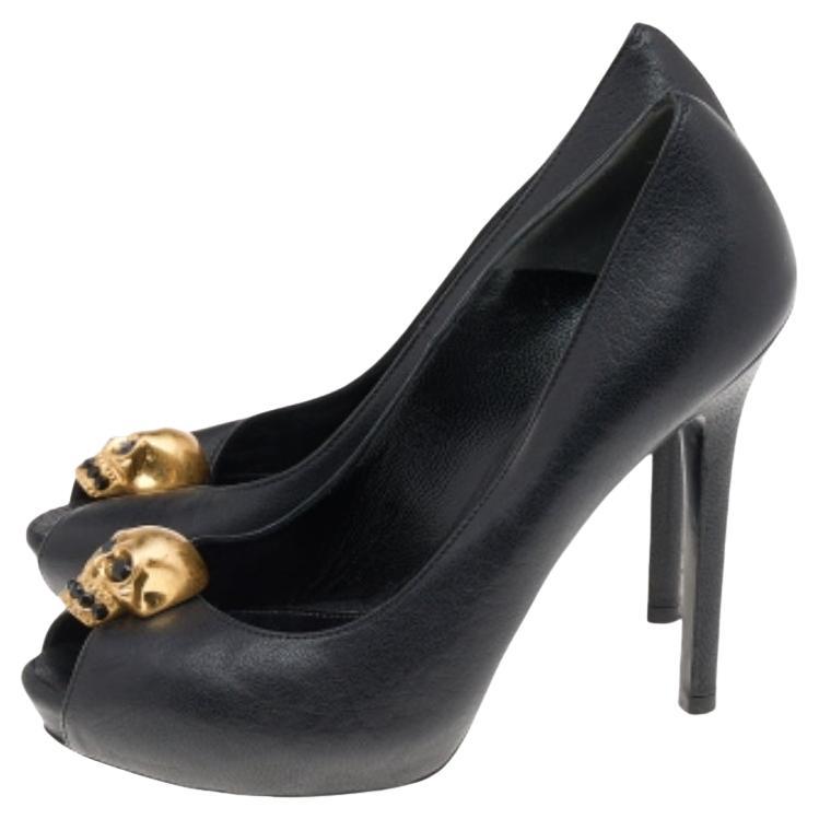 Breathtaking and whimsical, these pumps from Alexander McQueen are here to enchant you and make you fall in love with them. These black pumps are crafted from leather and feature a peep-toe silhouette. They flaunt a gold-tone crystal-embellished