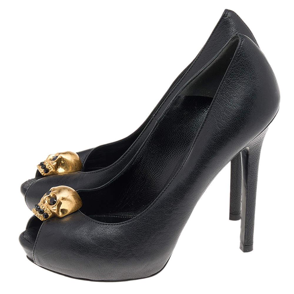Breathtaking and whimsical, these pumps from Alexander McQueen are here to enchant you and make you fall in love with them. These black pumps are crafted from leather and feature a peep-toe silhouette. They flaunt a gold-tone crystal-embellished