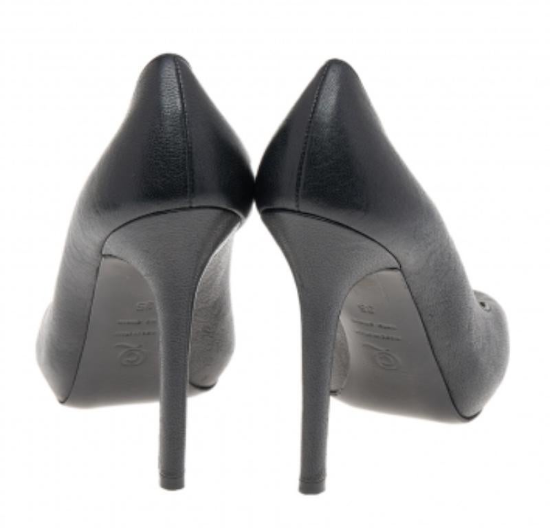 Alexander McQueen Black Leather Crystal Embellished Skull Peep Toe Pumps Size 35 In Good Condition In Dubai, Al Qouz 2