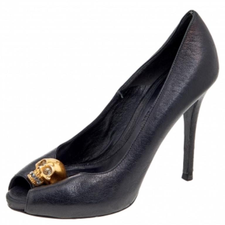 Alexander McQueen Bombas negras de piel con calavera adornada con cristales talla 36 Negro en venta