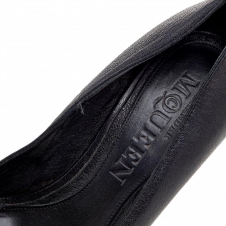 Alexander McQueen Bombas negras de piel con calavera adornada con cristales talla 36 en Bastante bueno estado para la venta en Dubai, Al Qouz 2