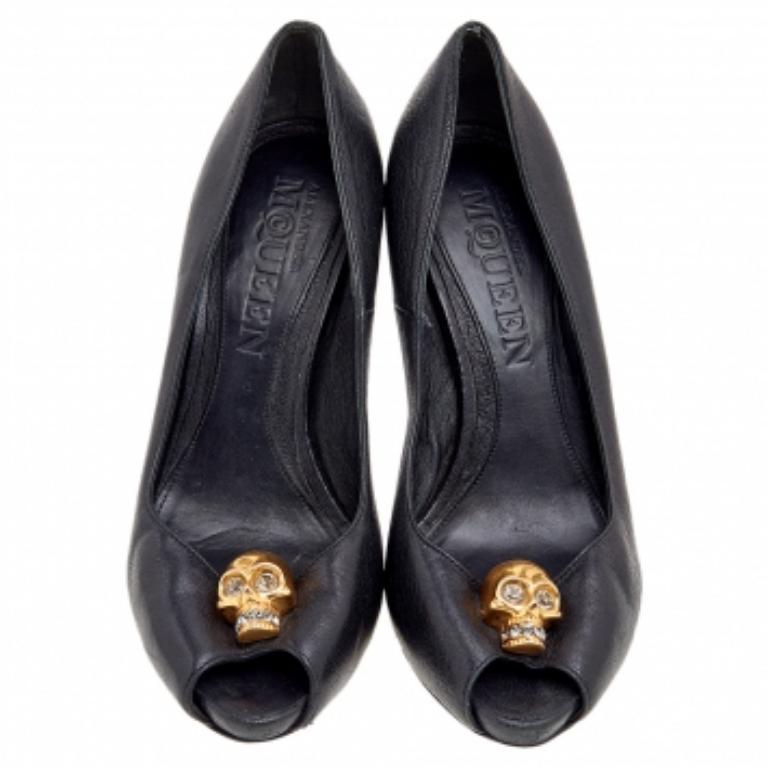 De las mujeres Alexander McQueen Bombas negras de piel con calavera adornada con cristales talla 36 en venta
