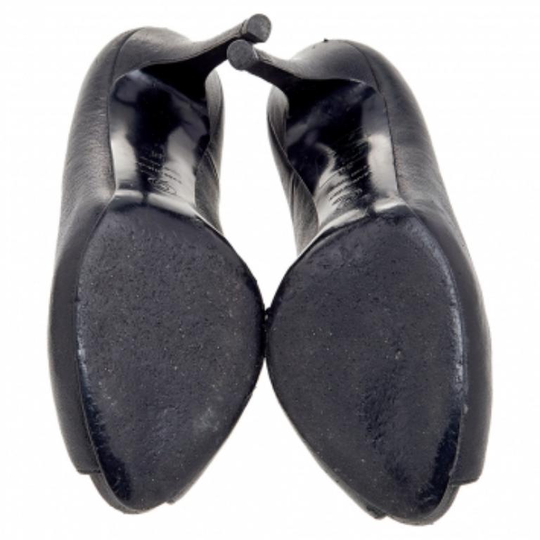 Alexander McQueen Bombas negras de piel con calavera adornada con cristales talla 36 en venta 2