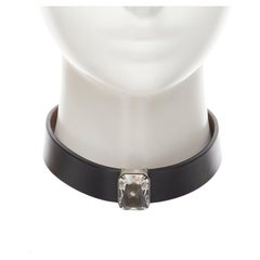 Collier ras du cou ALEXANDER MCQUEEN en cuir noir orné de bijoux en cristal