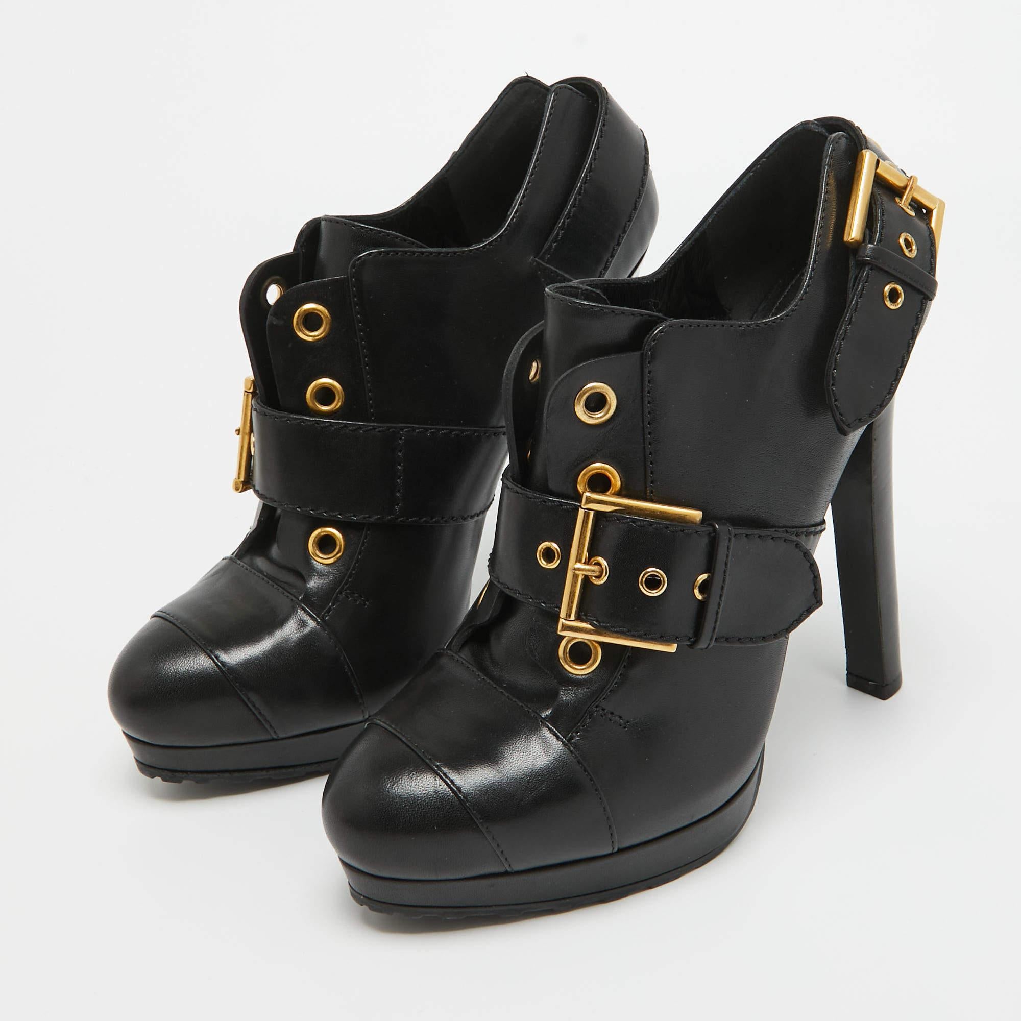 Confectionnées par Alexander McQueen, ces bottines exhalent un raffinement avant-gardiste. Fabriquées en cuir de première qualité, elles affichent un design saisissant avec des détails d'œillets et des accents de boucle audacieux. La silhouette